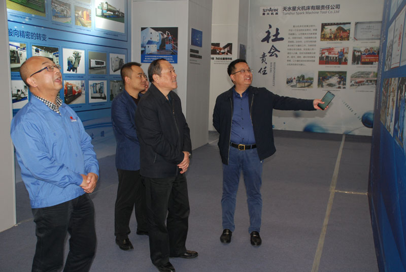 天水市總工會(huì)領(lǐng)導(dǎo)調(diào)研星火機(jī)床公司職工技能素質(zhì)提升工作