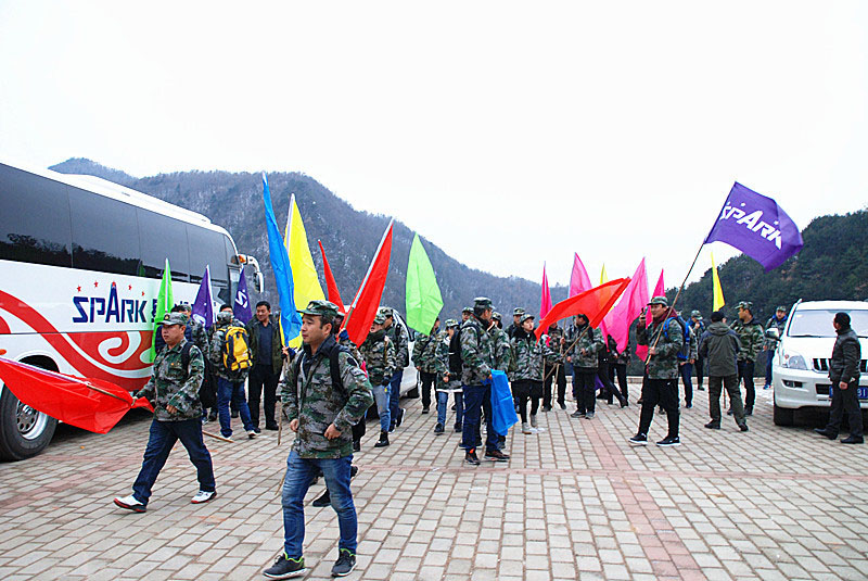 星火機床公司組織青工開展戶外拓展訓練