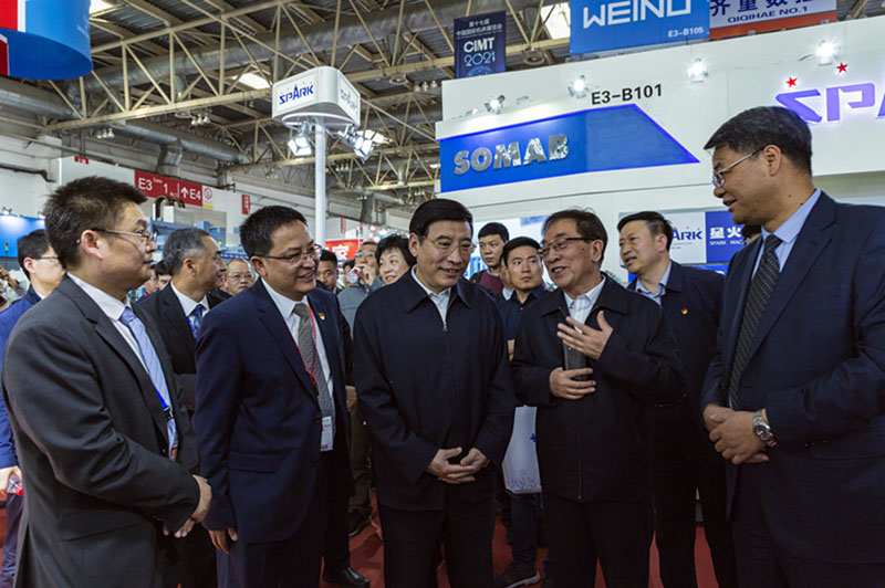 第十六屆中國國際機床展覽會在北京隆重開幕，工信部部長苗圩蒞臨星火機床公司展臺參觀指導