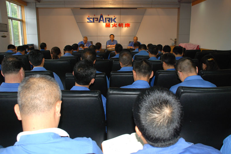 星火機床公司開展廠務公開  發揮職代會作用