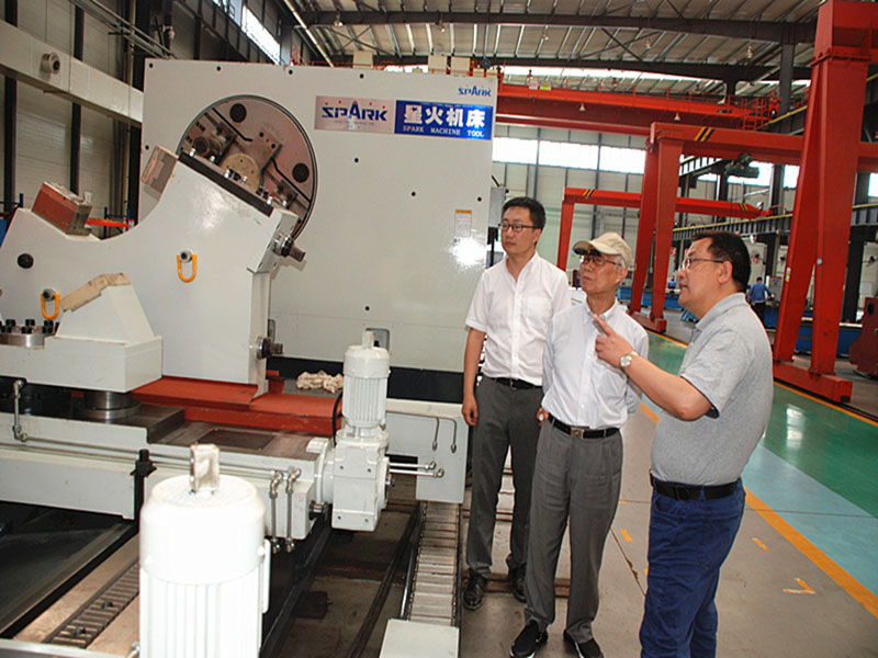 工信部智能制造專家咨詢委員會主任、 機械工業(yè)聯(lián)合會副會長朱森第來星火機床公司調研