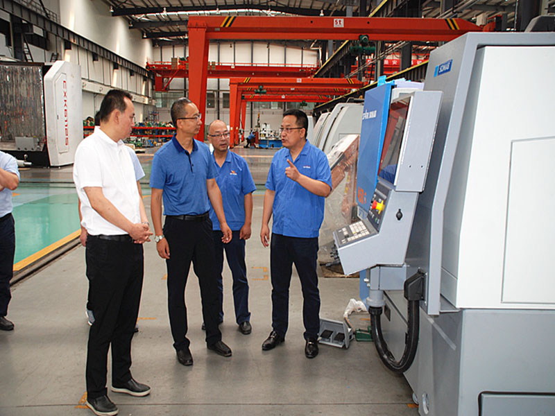 天水市政府副市長董小平來星火機床公司調研