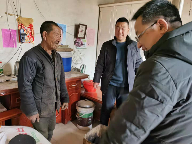 星火機(jī)床公司領(lǐng)導(dǎo)在幫扶村開展節(jié)前慰問