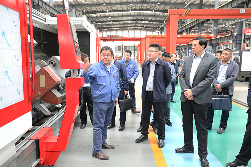 天水市政協(xié)主席趙衛(wèi)東來(lái)星火機(jī)床公司調(diào)研