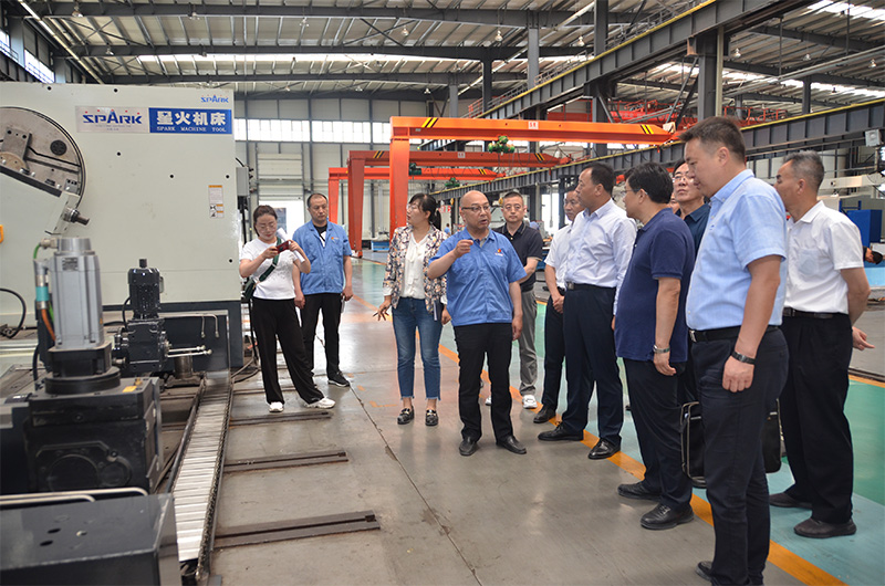 甘肅省政府研究室領(lǐng)導(dǎo)來(lái)星火機(jī)床公司調(diào)研