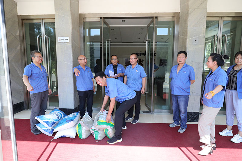 關(guān)愛職工夏送清涼