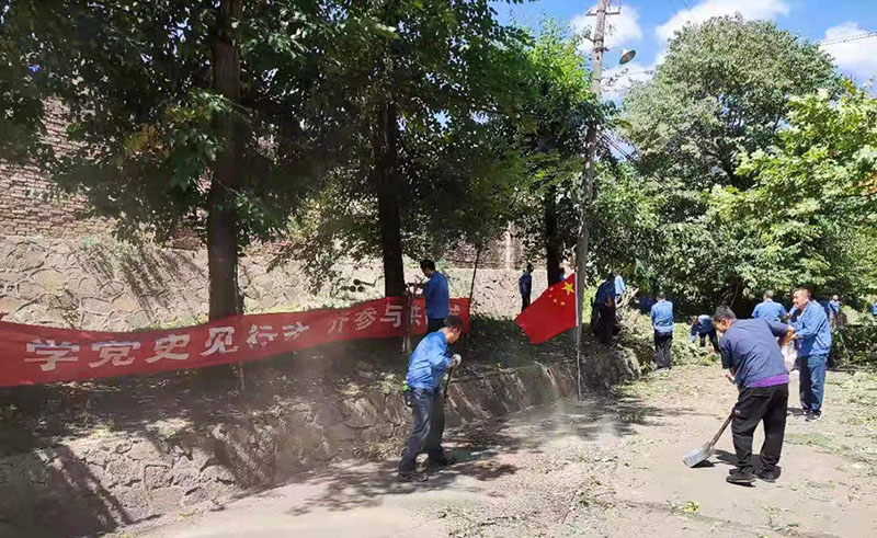 星火機械制造公司黨員干部義務勞動助力創建文明城市