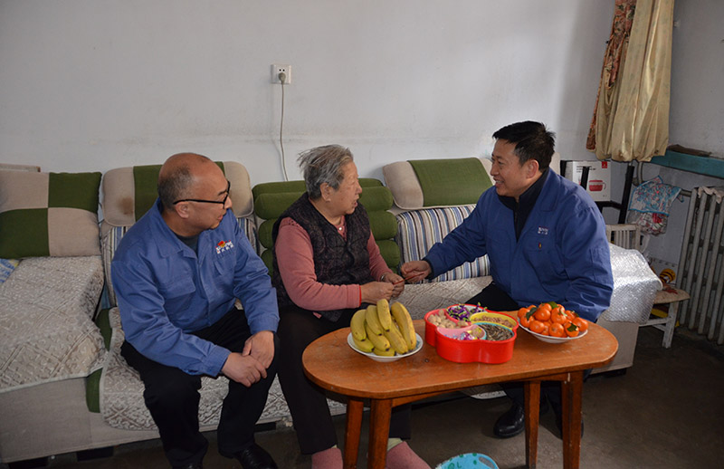 星火機(jī)床公司領(lǐng)導(dǎo)慰問全國勞模及困難職工