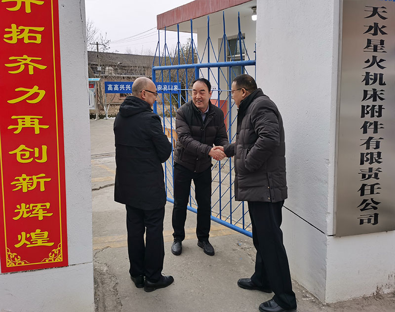 星火機(jī)床公司領(lǐng)導(dǎo)春節(jié)慰問堅(jiān)守崗位的職工