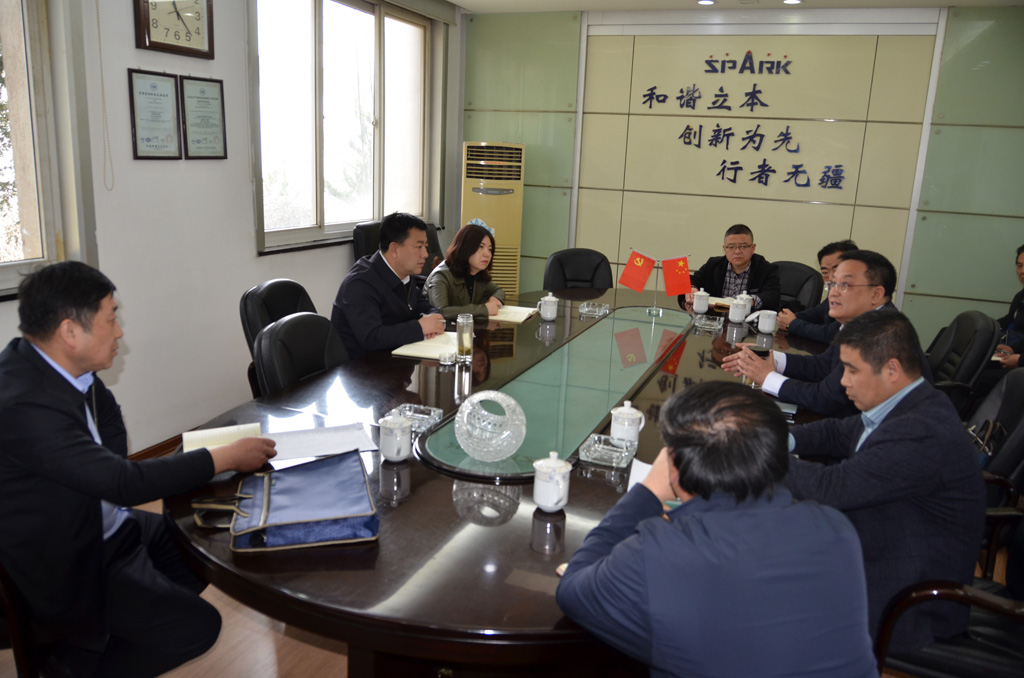 麥積區委副書記 區長趙虎生在星火機床公司調研