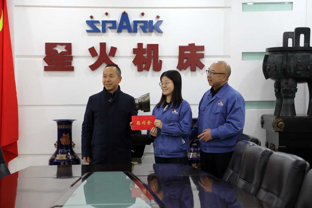 新春慰問送關懷，歲寒情深暖人心，市國資委領導慰問星火機床公司困難黨員