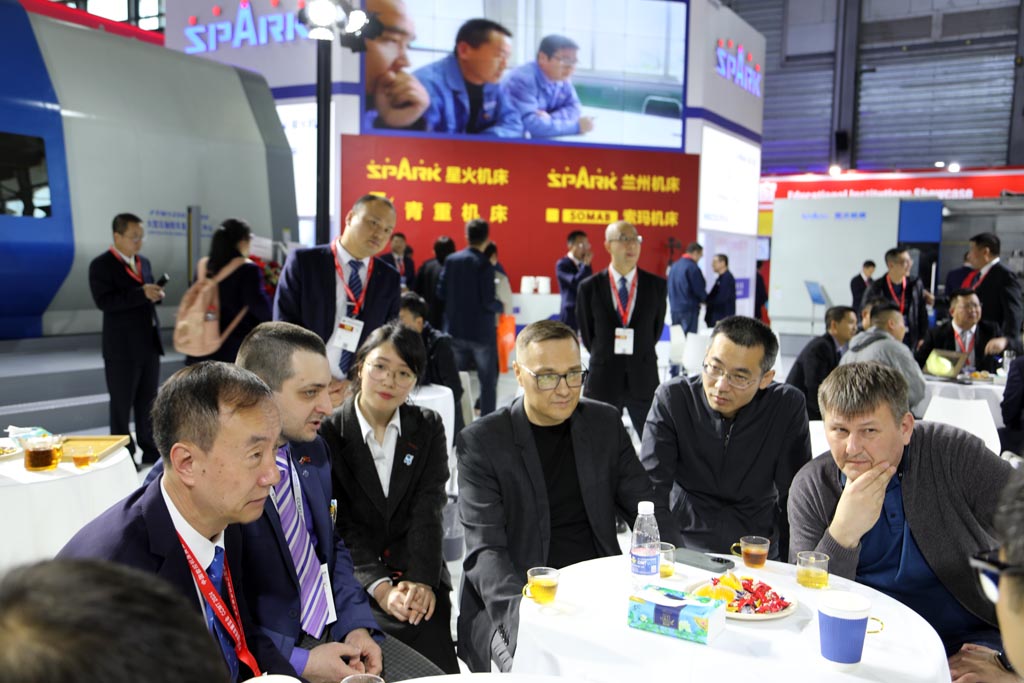 展會第二天多位領導和客商來星火展位參觀