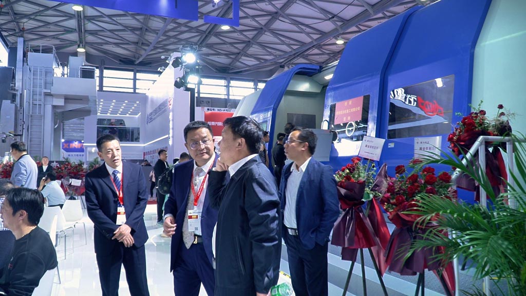 陜柴重工副總經(jīng)理雷軍訪問(wèn)星火機(jī)床集團(tuán)公司展位