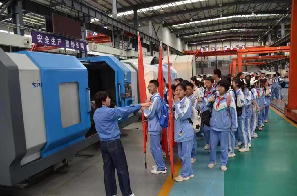 天水一中麥積分校學(xué)生來(lái)星火公司參觀