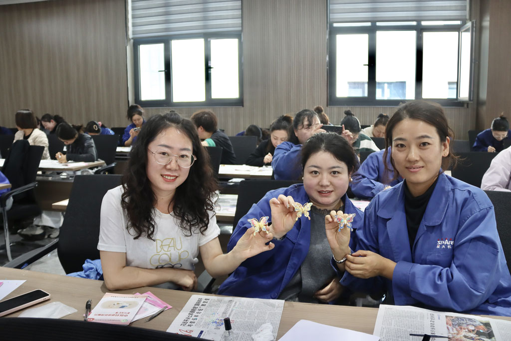 情暖三八 賦能巾幗——星火數控開展三八婦女節系列活動