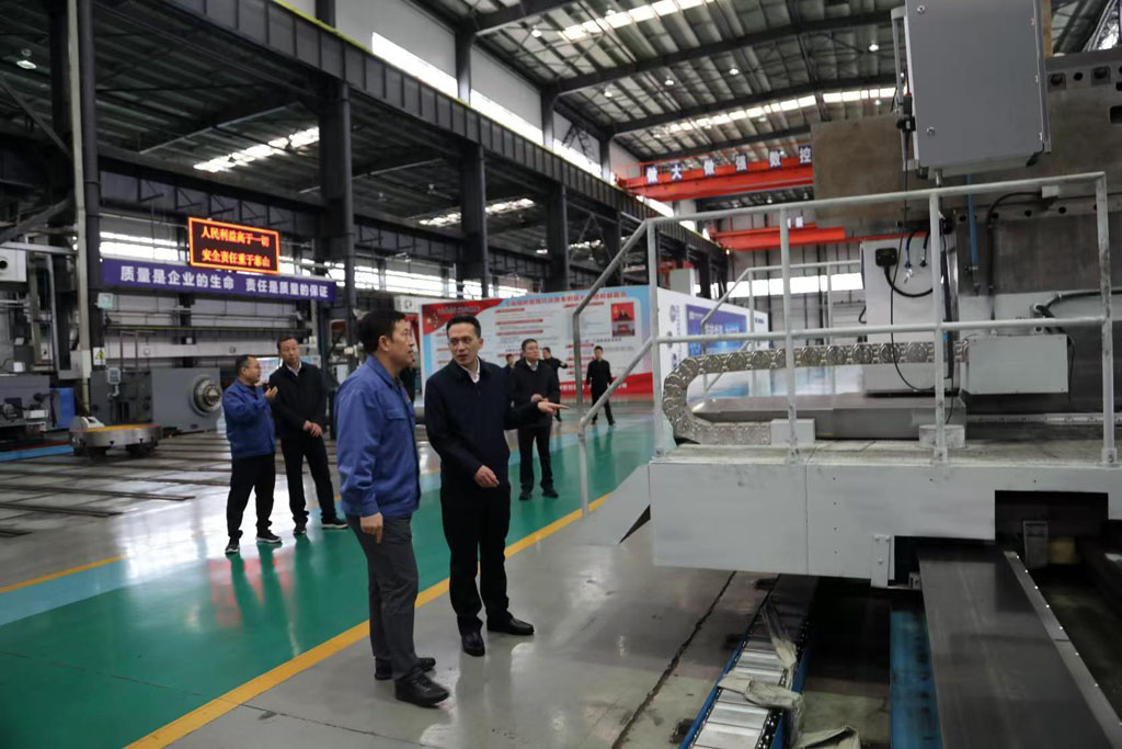 儲著貞調研星火數控公司生產經營工作